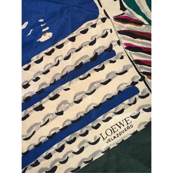 Beautiful Loewe Mujeres de Velazquez Green 100% Silk Square Scarf Square Scarf G - Picture 4 of 5